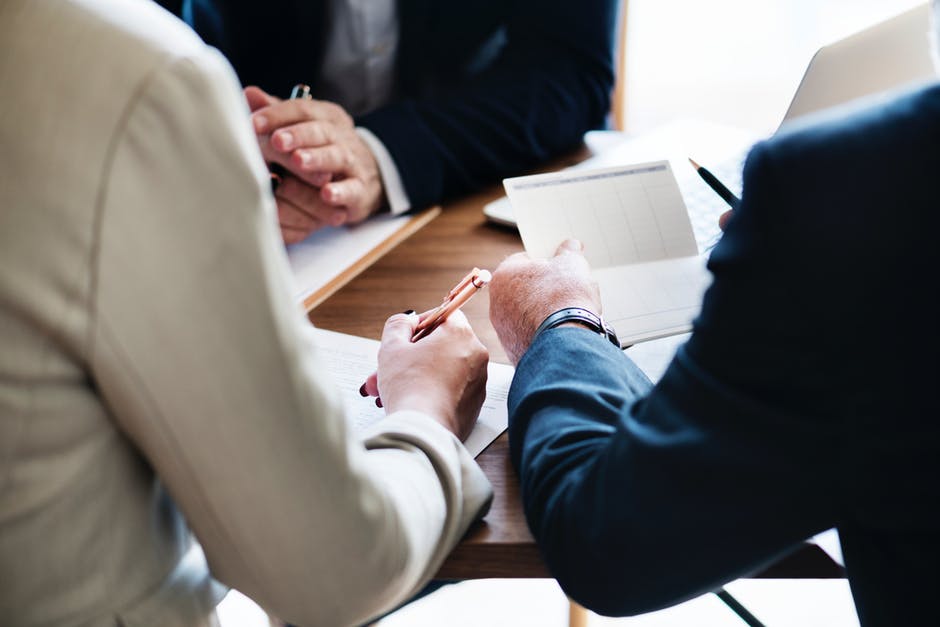 What is a litigation lawyer and how can they help me?